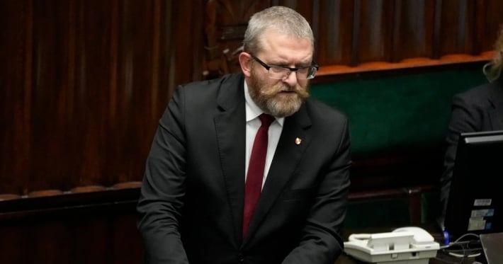 Кандидат в президенты Польши сорвал с мэрии флаг Украины: детали инцидента