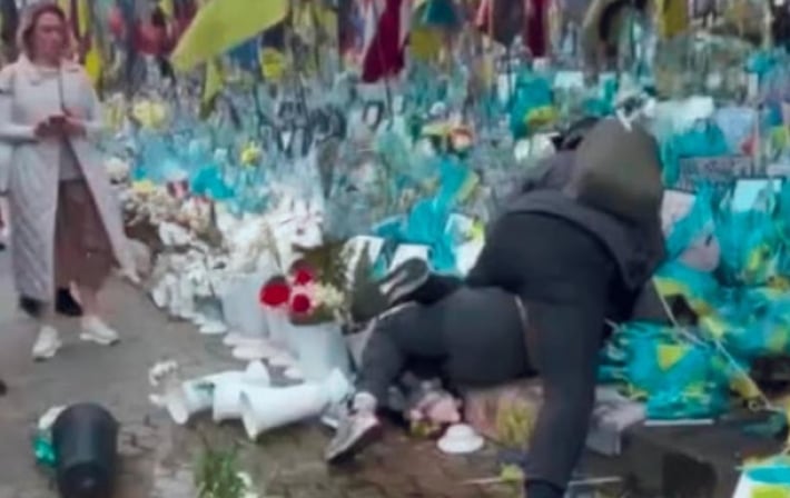 В Киеве женщина устроила погром на Аллее Героев