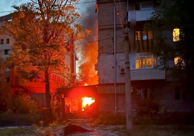 Масштабна атака на Запоріжжя 14 червня: поранені, пожежі, знищене гуманітарне підприємство. 