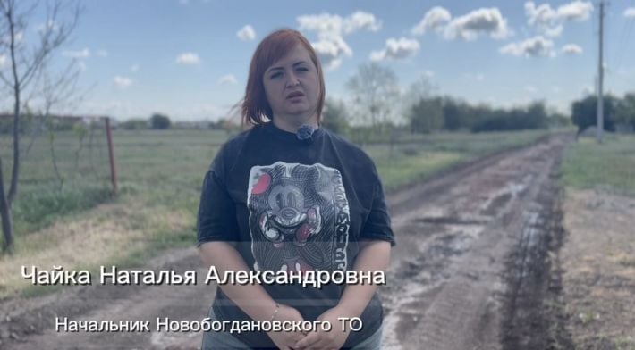 Под Мелитополем оккупанты заставили подчинённую кланяться за проход грейдера по бездорожью