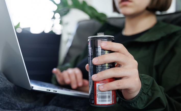 Штраф до 500 тысяч рублей: в Мелитополе подросткам теперь нельзя продавать энергетики