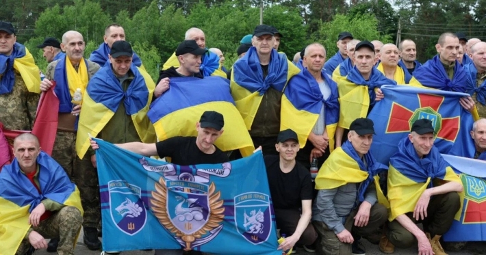 "Папа, я беременна!": Умеров показал щемящие кадры обмена пленными