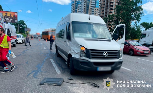 На проспекте Берестейском водитель Renault Master не соблюла безопасную дистанцию и столкнулась с другим автомобилем, который от удара врезался в прицеп грузовика
