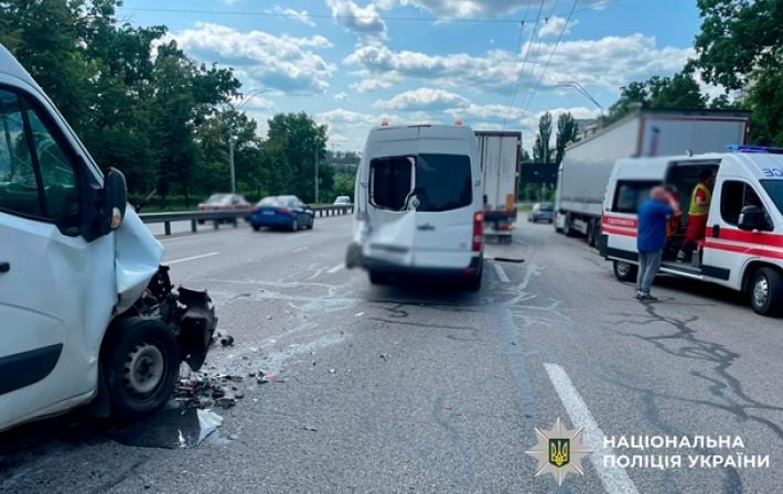 В Киеве микроавтобус врезался в автомобиль, пострадали дети