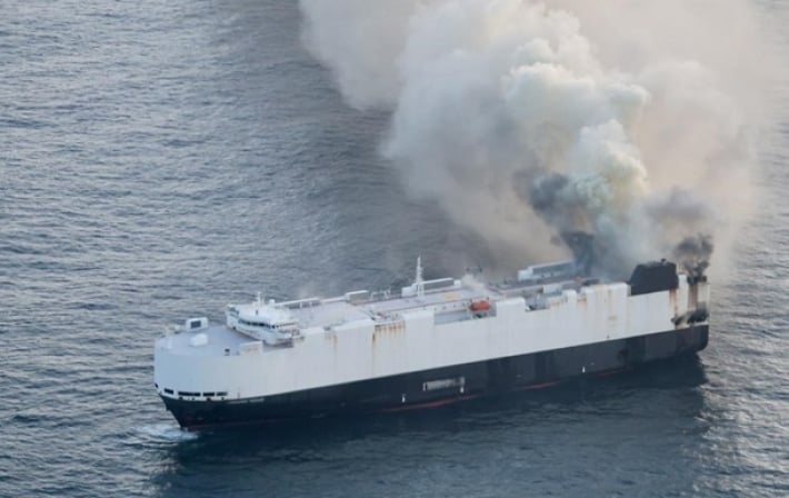 В Тихом океане горит судно с 3000 автомобилями на борту