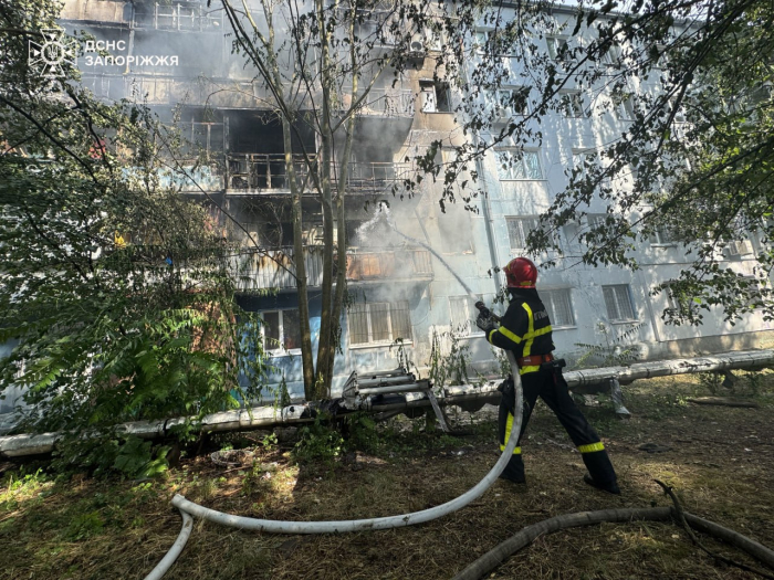 Велика пожежа у Запоріжжі на Осіпенківському: постраждали люди.