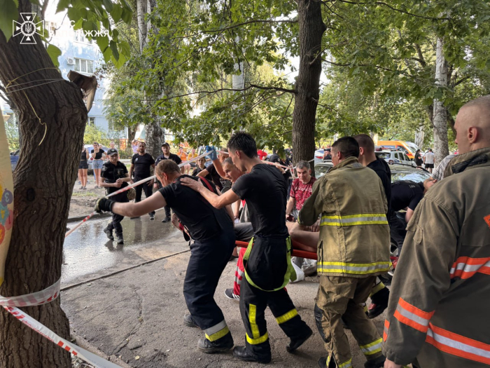 Велика пожежа у Запоріжжі на Осіпенківському: постраждали люди.