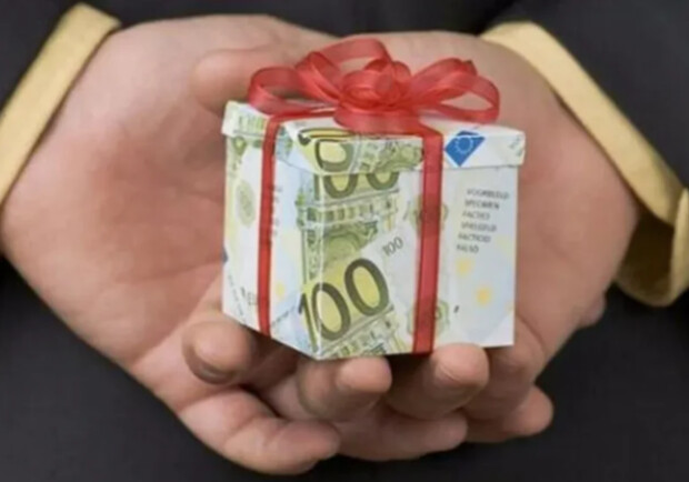 У 2025 році українці сплачують податок з подарунків вартістю понад 2 000 - 