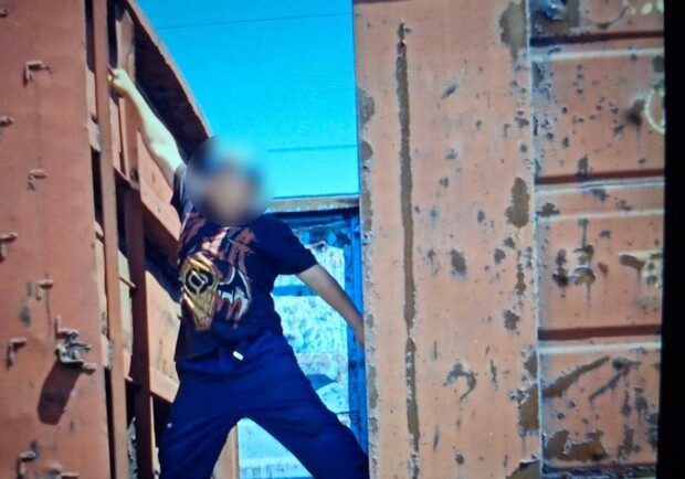 Ризикували життям заради "лайків": у Запоріжжі підлітків зняли з даху вагона. Фото: t.me/UkrzalInfo