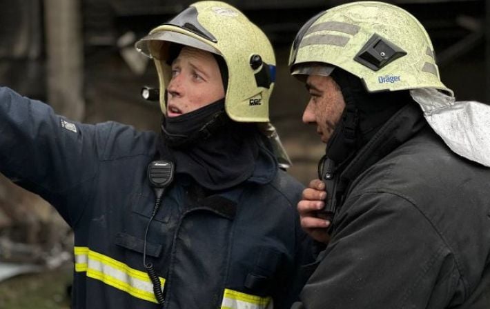 Ночной обстрел Харькова: более 20 ударов за три часа, пострадали спасатели