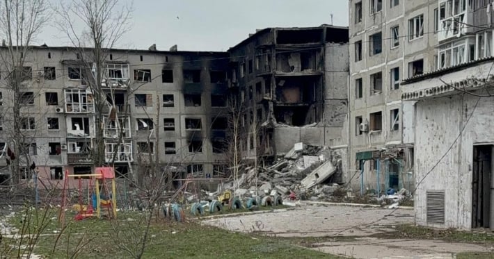 «Покровска уже нет»: супруги с котами пешком покинули город под обстрелами