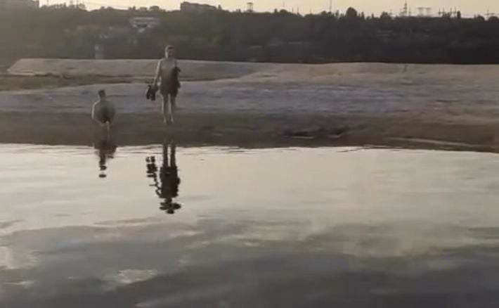 Внезапное поднятие воды в Днепре отрезало женщину и подростка на острове Дубовый в Запорожье