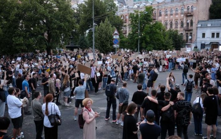 Российская пропаганда фальсифицирует фото с протестов в Киеве, чтобы выставить украинцев сторонниками капитуляции