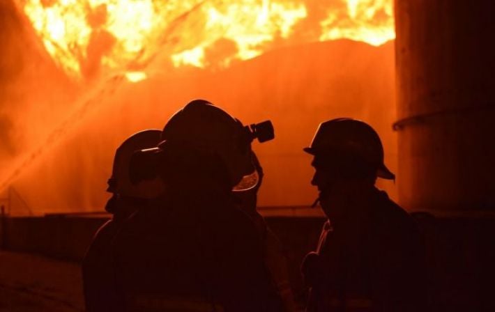 Серия взрывов и крупный пожар: в Волгоградской области загорелся стратегический объект после ночной атаки дронов