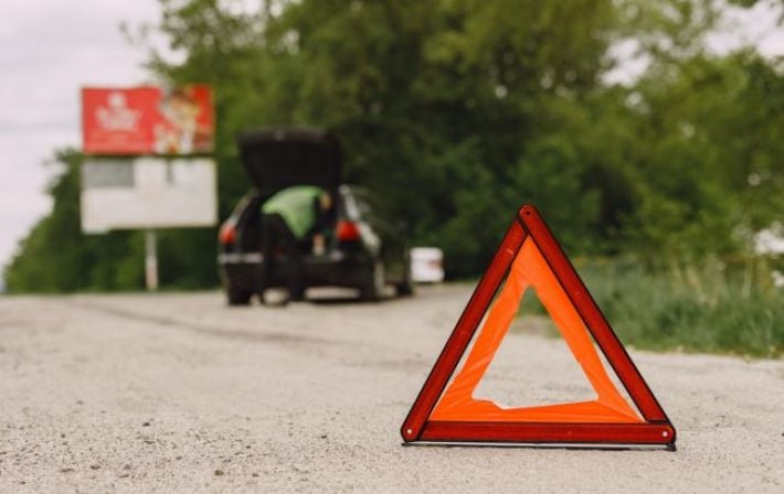 В Киеве Mercedes снес летнюю террасу с людьми: первые подробности от полиции