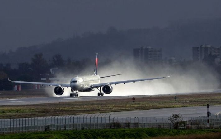 В США самолёт с горящим двигателем совершил экстренную посадку: появились кадры происшествия