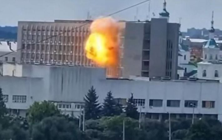 Дрон ударил по зданию ОВА в Сумах