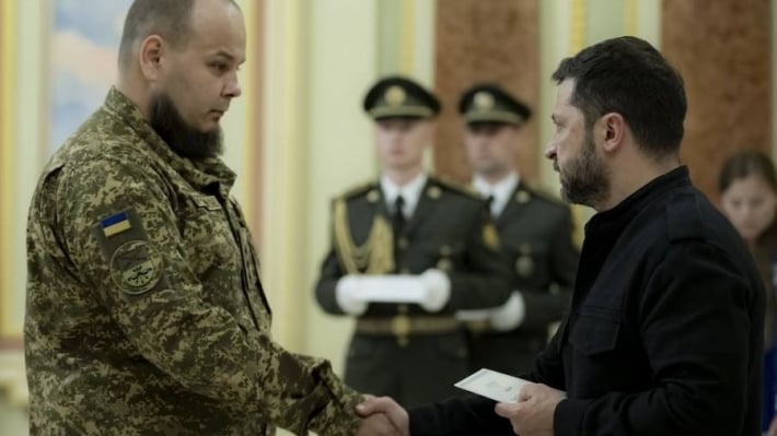 Зеленский наградил воина из Запорожья жильем за героизм в Донецкой области