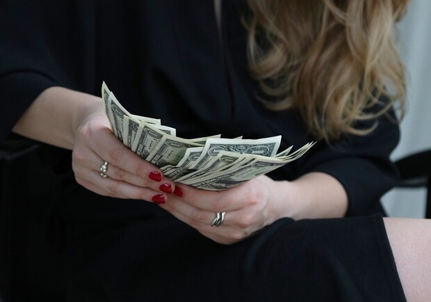 Курс валют в Україні 10 серпня 2025 року: скільки коштує долар та євро 