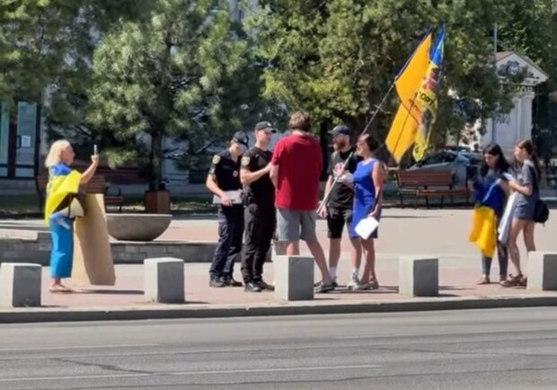 У Запоріжжі чоловік вимагав зупинити акцію на підтримку полонених, бо учасники "заважають спати" його дитині. Скриншот із відео