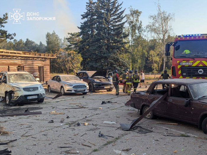 РФ вдарила по базі відпочинку на Запоріжжі ФАБами: двоє загиблих, багато поранених.