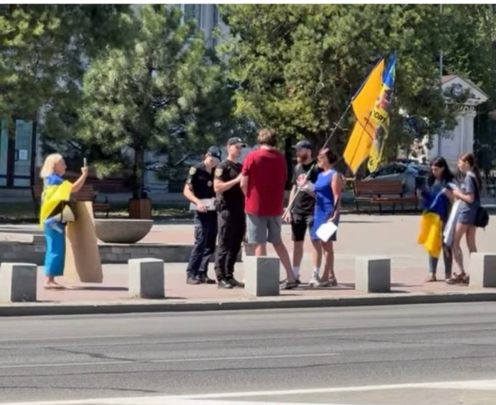 У Запоріжжі чоловік вимагав зупинити акцію на підтримку полонених, бо учасники "заважають спати" його дитині. Скриншот із відео