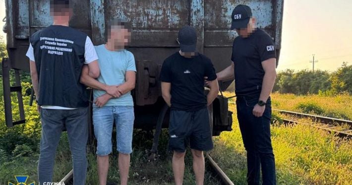 В Закарпатье разоблачили машиниста, переправлявшего уклонистов в кабине тепловоза к границе