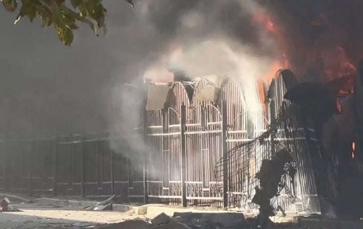 Оккупанты атаковали центральный рынок в Сумах: разгорелся масштабный пожар