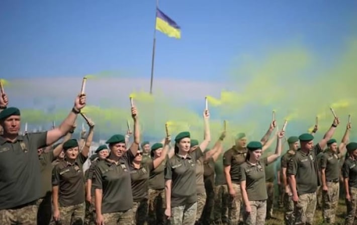 Пограничники создали «живой флаг» на высоте более 290 метров