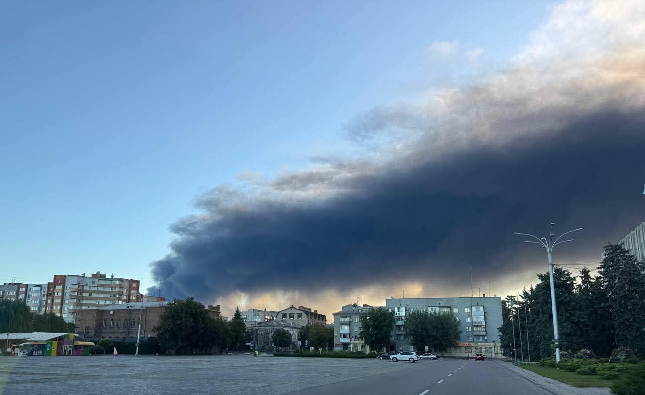 Мер Кременчука Віталій Малецький оприлюднив світлини пожежі у місті після ворожих ударів.