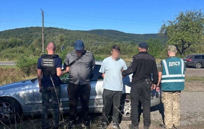 Священник УПЦ пытался перевезти уклониста, спрятав его под рясой