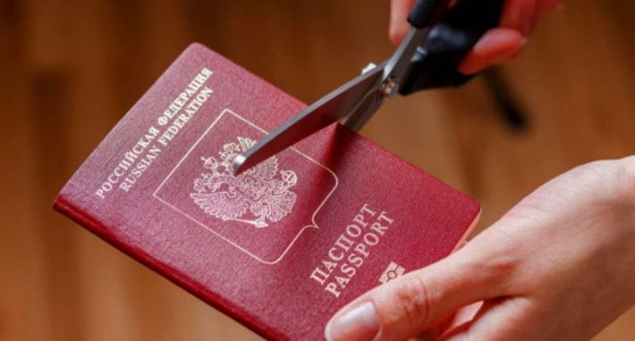 Лишат российского гражданства всю семью, даже детей: оккупанты готовят новый механизм давления на жителей Мелитополя