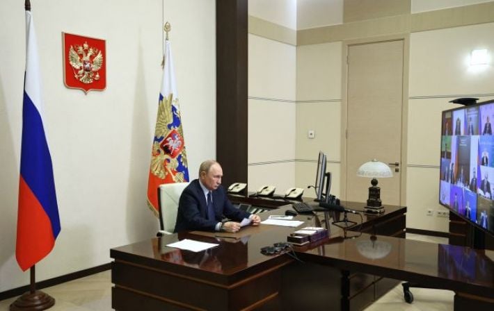 Три идентичных кабинета и пустые кортежи: WSJ рассказывает, как Кремль прячет Путина