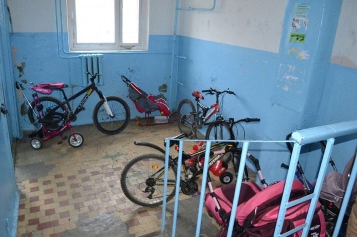 В Мелитополе будут штрафовать за коляски, велосипеды и санки в подъездах