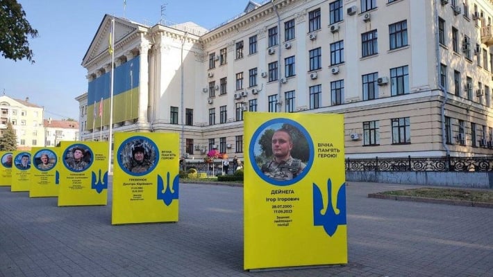 В Запорожье обсуждают дальнейшую судьбу призм с портретами погибших Героев