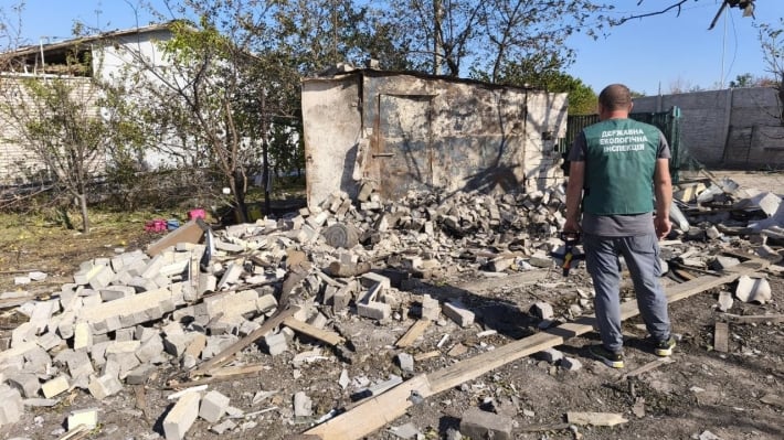 Взрывная воронка и сотни метров загрязненной земли: последствия обстрела Запорожья