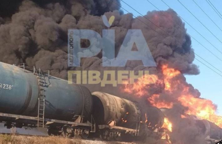 ВСУ каждую ночь бьют по логистике врага: под Мелитополем и в Крыму горят поезда с топливом и базы оккупантов