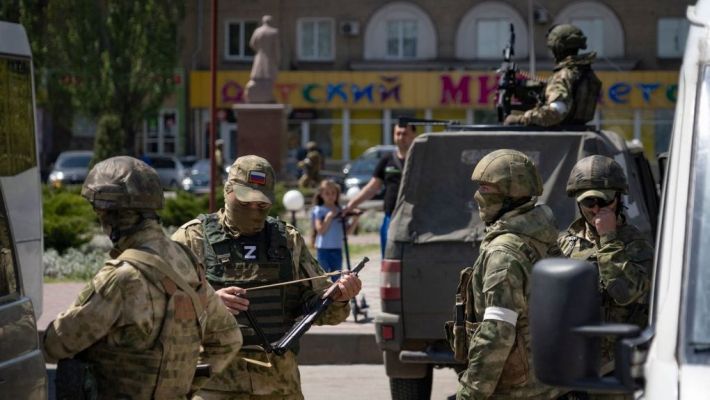 «Кис-кис» на улицах: женщины в Мелитополе заявляют о массовых приставаниях со стороны российских военных
