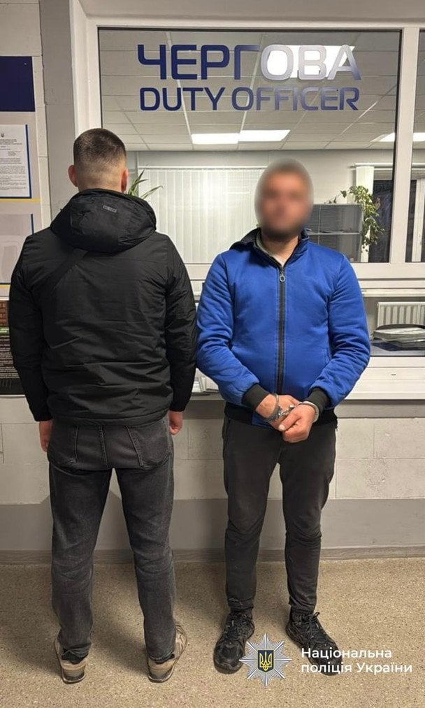 Рятувальники та поліцейські працювали майже добу, щоб за допомогою спецтехніки підняти тіло з дна колодязя.