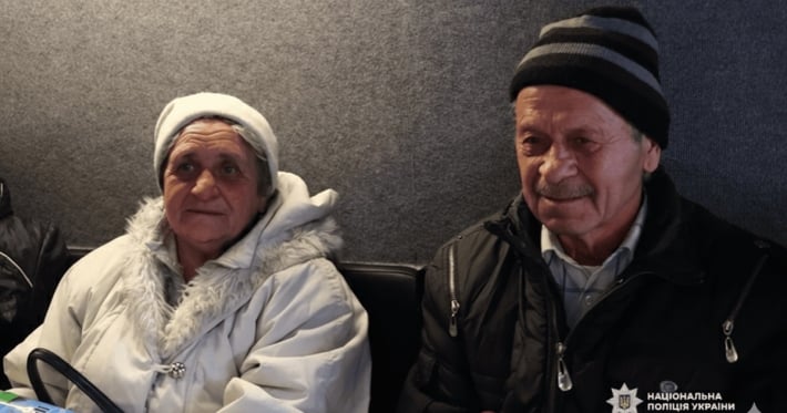 Не ели три дня: пожилые супруги прошли пешком 16 км из прифронтового села в Донецкой области
