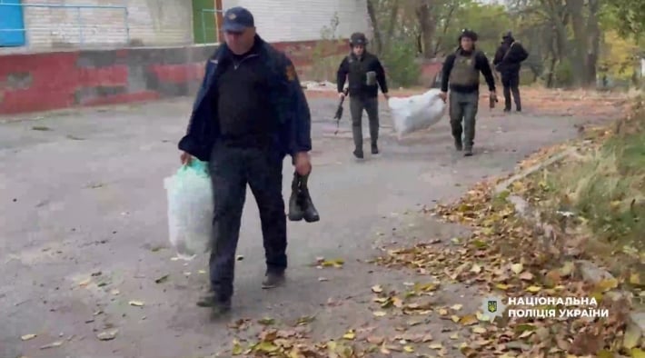 Под обстрелами и атаками дронов: полицейские эвакуировали шестерых жителей Приморского