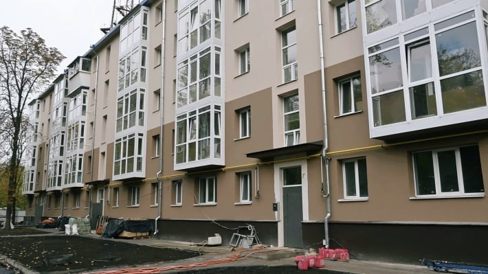 После вражеской атаки: как в центре Запорожья восстанавливают разрушенный многоэтажный дом (фото)