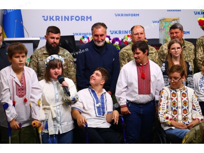 Пліч-о-пліч заради життя: як мистецтво об’єднало воїнів і дітей