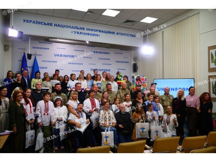 Пліч-о-пліч заради життя: як мистецтво об’єднало воїнів і дітей