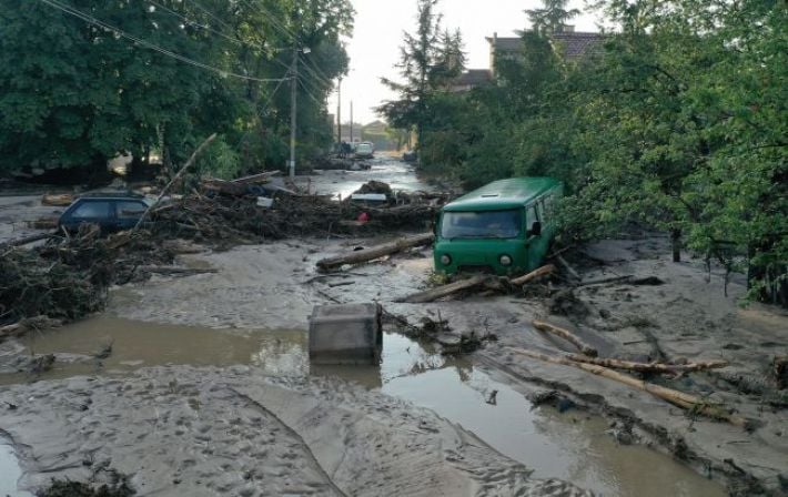В Болгарии курортный поселок Елените затопило паводком: есть погибший