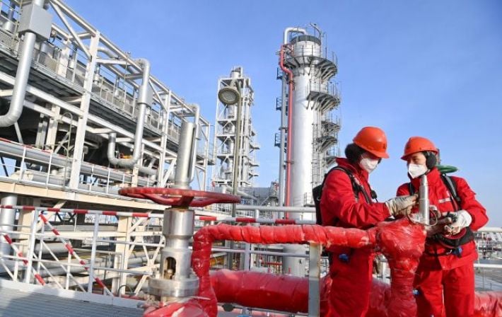 В Китае компании приостановили закупки российской нефти после санкций США, — Reuters