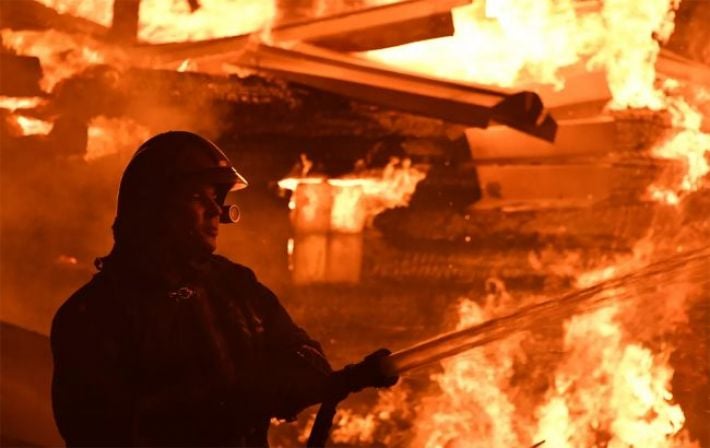 В Крыму прогремели взрывы: атакован аэродром "Саки" и загорелась нефтебаза в Феодосии