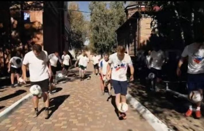 В Мелитополе оккупанты установили сомнительный рекорд массовой чеканки футбольного мяча