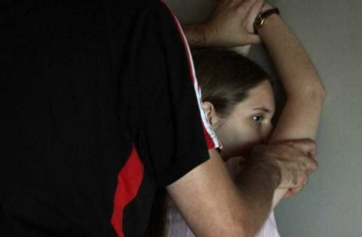 В Мелитопольском районе мужчина истязал 12-летнюю дочь своей сожительницы