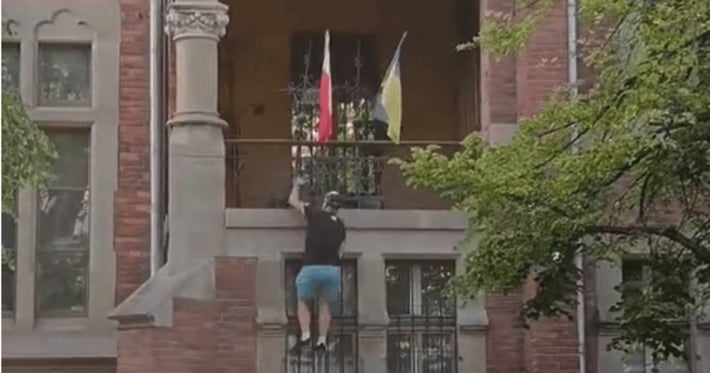 Полиция Польши задержала двух мужчин за надругательство над флагом Украины: подробности